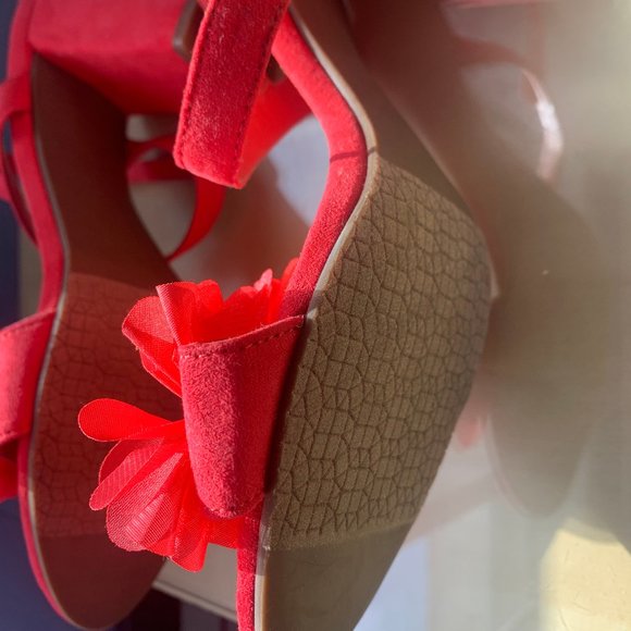 Never worn, coral red floral sandals, size 8 - Picture 12 of 14